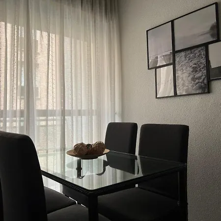 Ciudad Jardin Con Parking Διαμέρισμα *