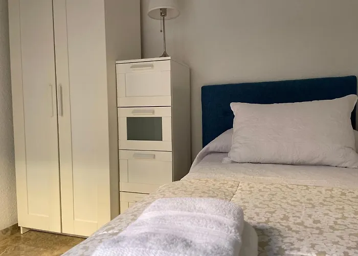 Ciudad Jardin Con Parking Διαμέρισμα *